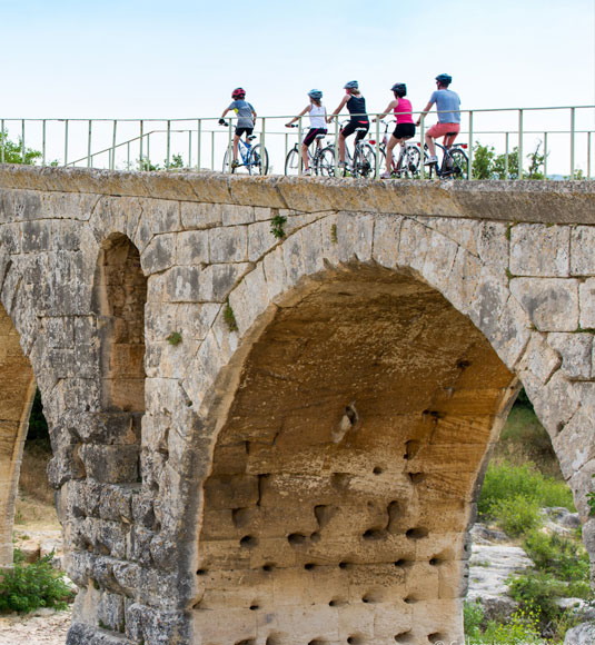 Cyclistes sur le pont Julien en Luberon