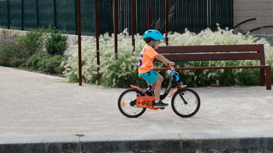 Enfant à vélo sur la via Venaissia